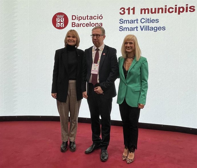 La presidenta de la Diputación de Barcelona, Llusa Moret, y la presidenta de Localret25, Pilar Díez, en el Smart City Expo World Congress.