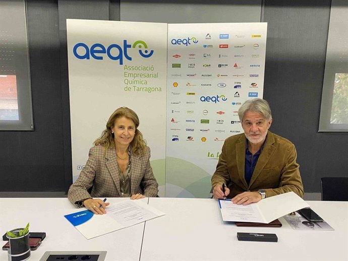 Momento de la firma del convenio entre AEQT y Pixeling