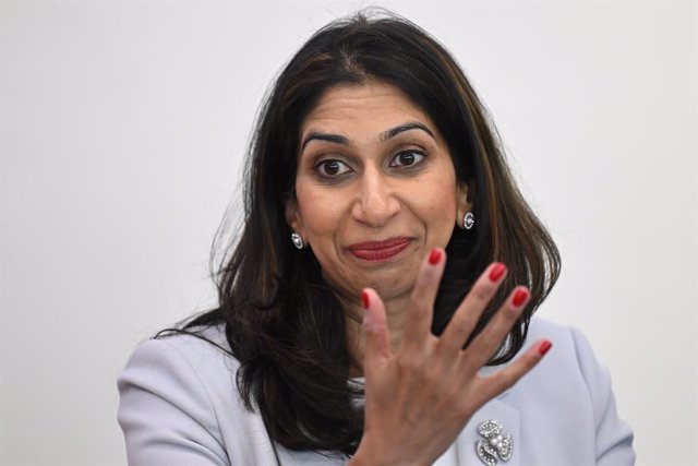Archivo - 03 October 2023, United Kingdom, Manchester: UK Home Secretary Suella Braverman speaks to volunteers during a visit to Bolton Lads and Girls Club in Bolton. Photo: Justin Tallis/PA Wire/dpa