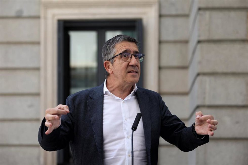 Archivo - El presidente de la comisión del PSOE, Patxi López, responde a los medios en las inmediaciones de un pleno extraordinario en el Congreso de los Diputados, a 13 de julio de 2022, en Madrid (España)