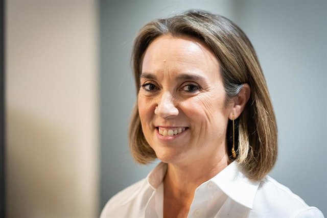 (I-D) El expresidente del Gobierno José María Aznar, durante una manifestación contra la amnistía, en la Puerta del Sol, a 12 de noviembre de 2023, en Madrid (España).