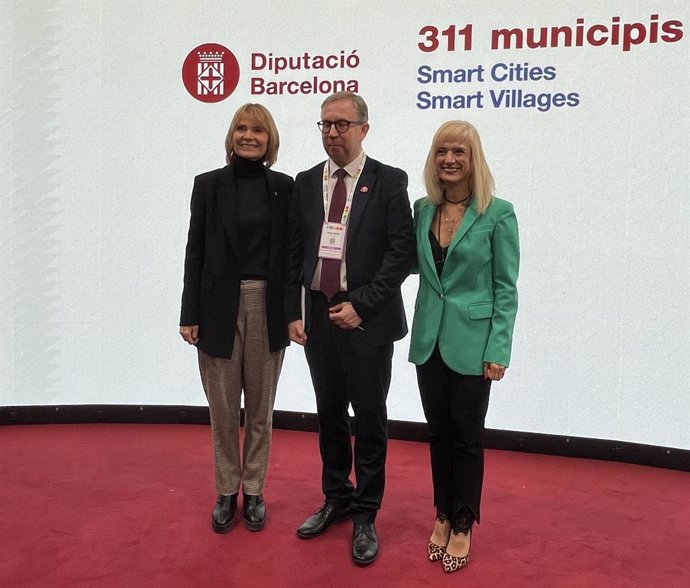 La presidenta de la Diputació de Barcelona, Llusa Moret, i la presidenta de Localret25, Pilar Díez, en l'Smart City Expo World Congress