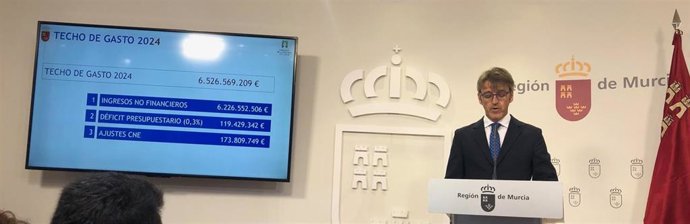 El consejero de Economía, Hacienda y Empresa, Luis Alberto Marín, en rueda de prensa para informar del techo de gasto