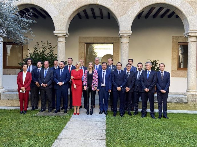 La presidenta de la Junta de Extremadura junto miembros de su Ejecutivo y representantes de las entidades financieras firmantes de un convenio con Extraval
