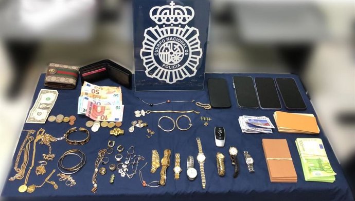 Pillan a cuatro individuos preparados para estafar con el 'tocomocho' a una persona mayor en Moncloa