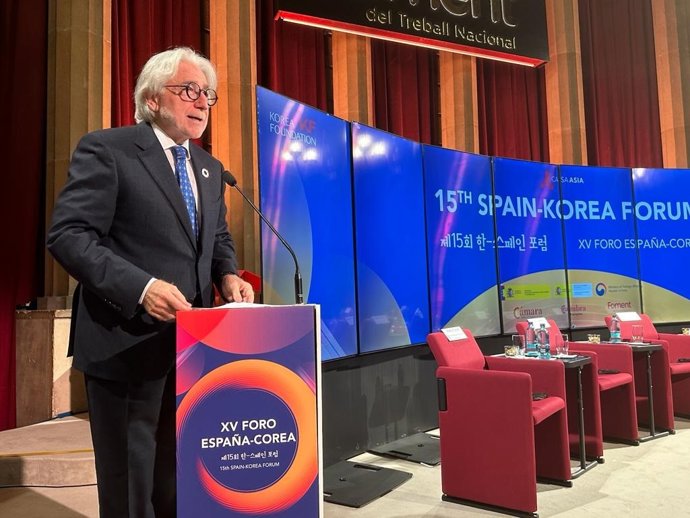 El presidente de Foment del Treball, Josep Sánchez Llibre, inaugura el XV foro España-Corea en Barcelona