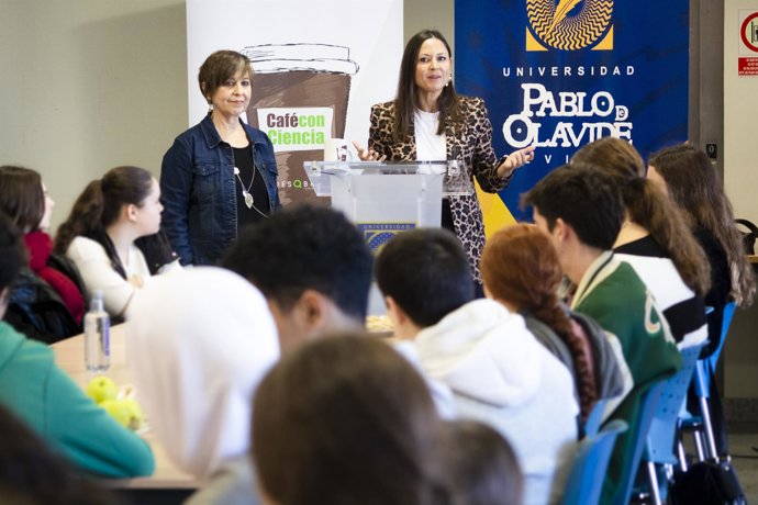 Encuentro con investigadores de la UPO de Sevilla en el marco del programa 'Café con Ciencia'.