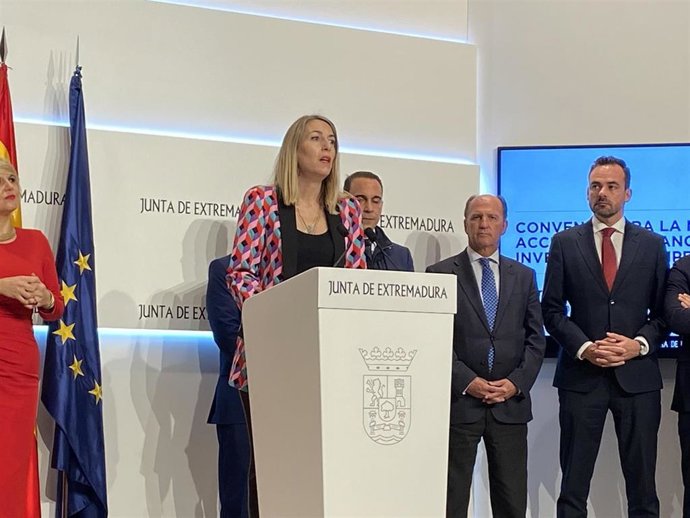 La presidenta de la Junta de Extremadura, María Guardiola, tras la firma de un convenio con entidades financieras