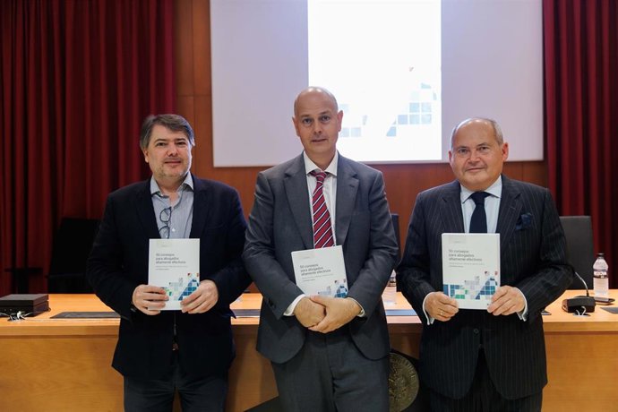 El abogado Luis Romero presenta 50 consejos para abogados altamente efectivos en la Facultad de Derecho de la Universidad de Sevilla.