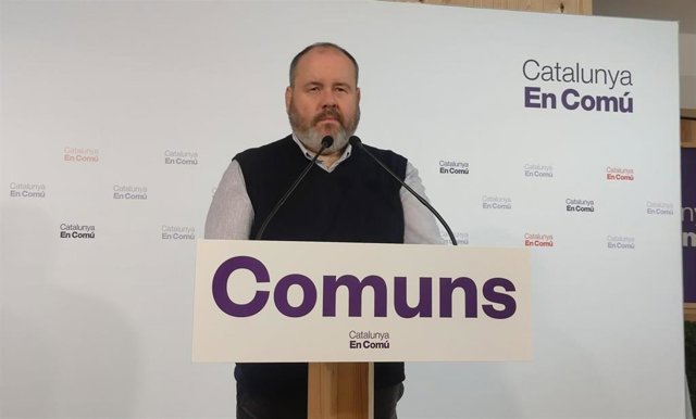 El portavoz de los comuns, Joan Mena, en rueda de prensa.