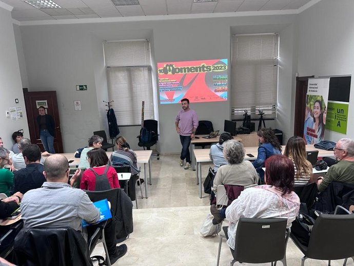 D'Acosta es fotógrafo, investigador, divulgador y docente especializado en fotografía contemporánea, nuevas tendencias fotográficas, usos de la imagen y autores de la periferia.