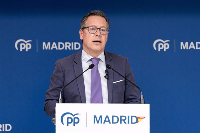 El secretario general del PP de Madrid, Alfonso Serrano, en rueda de prensa tras la reunión del Comité Ejecutivo Regional del PP de Madrid