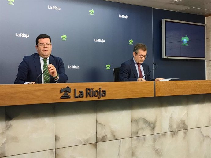 El consejero de Hacienda, Gobernanza Pública, Sociedad Digital y Portavocía, Alfonso Domínguez, el presidente de la Asociación de Ingenieros de Telecomunicación de La Rioja (AITER), Enrique Medrano, han presentado la Noche de las Telecomunicaciones