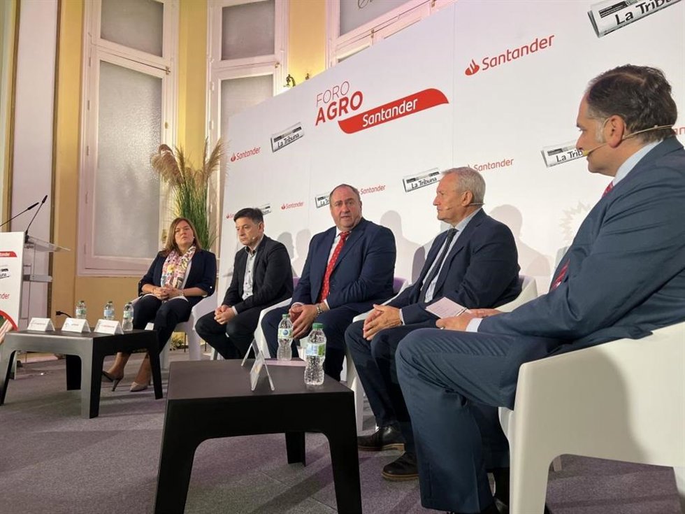 El consejero de Agricultura, Ganadería y Desarrollo Rural, Julián Martínez Lizán, en el 'Foro Agro Santander.