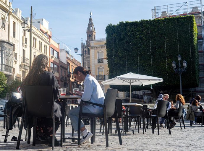 Archivo - Terraza de la Plaza de San Francisco (Sevilla). Imagen de archivo.