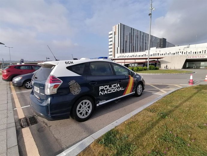 Archivo - Vehículo de la Policía Nacional en Oviedo.