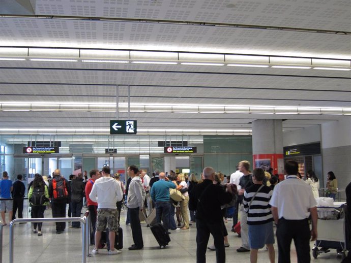 Archivo - Imagen de archivo de pasajeros en el aeropuerto de Málaga.