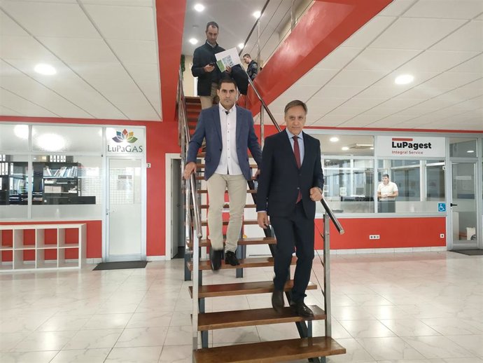 El alcalde de Salamanca, Carlos García Carbayo, en su visita a la sede de LuPaGas en Salamanca