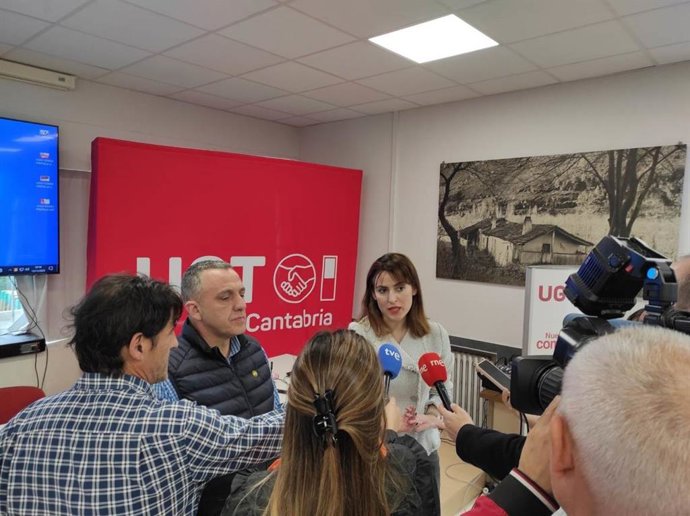 Encuentro informativo de la secretaria confederal de Política Institucional y de Políticas Territoriales de UGT, Cristina Estévez.