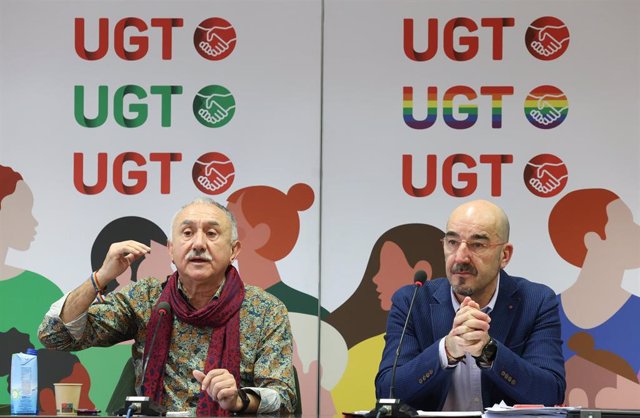 El secretario general de UGT, Pepe Álvarez (i), y el vicesecretario general de Política Sindical, Fernando Luján (d)