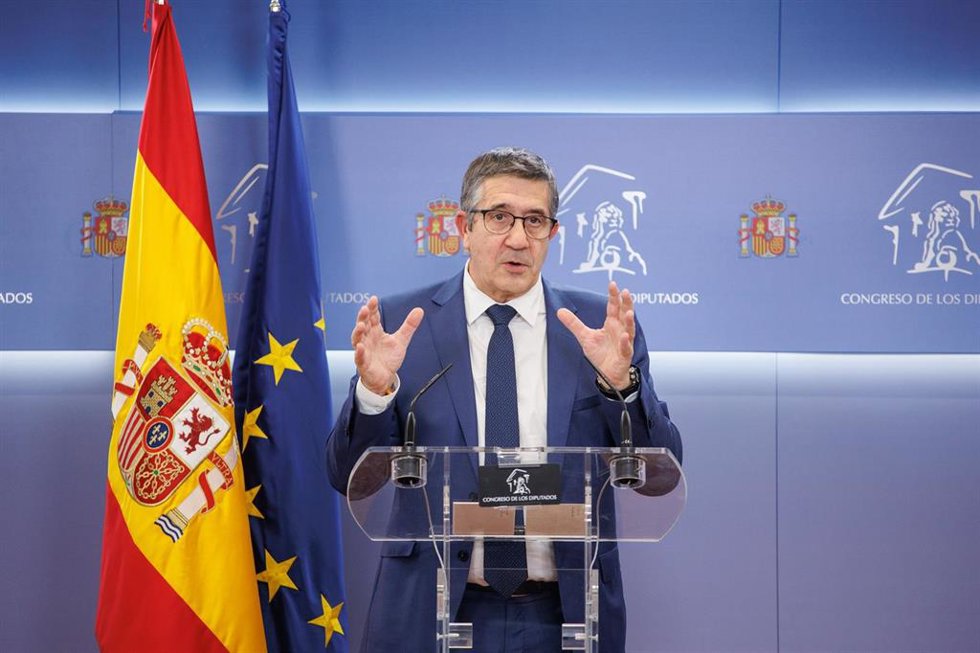 Archivo - El portavoz del PSOE en el Congreso, Patxi López, comparece en una rueda de prensa en el Congreso de los Diputados.