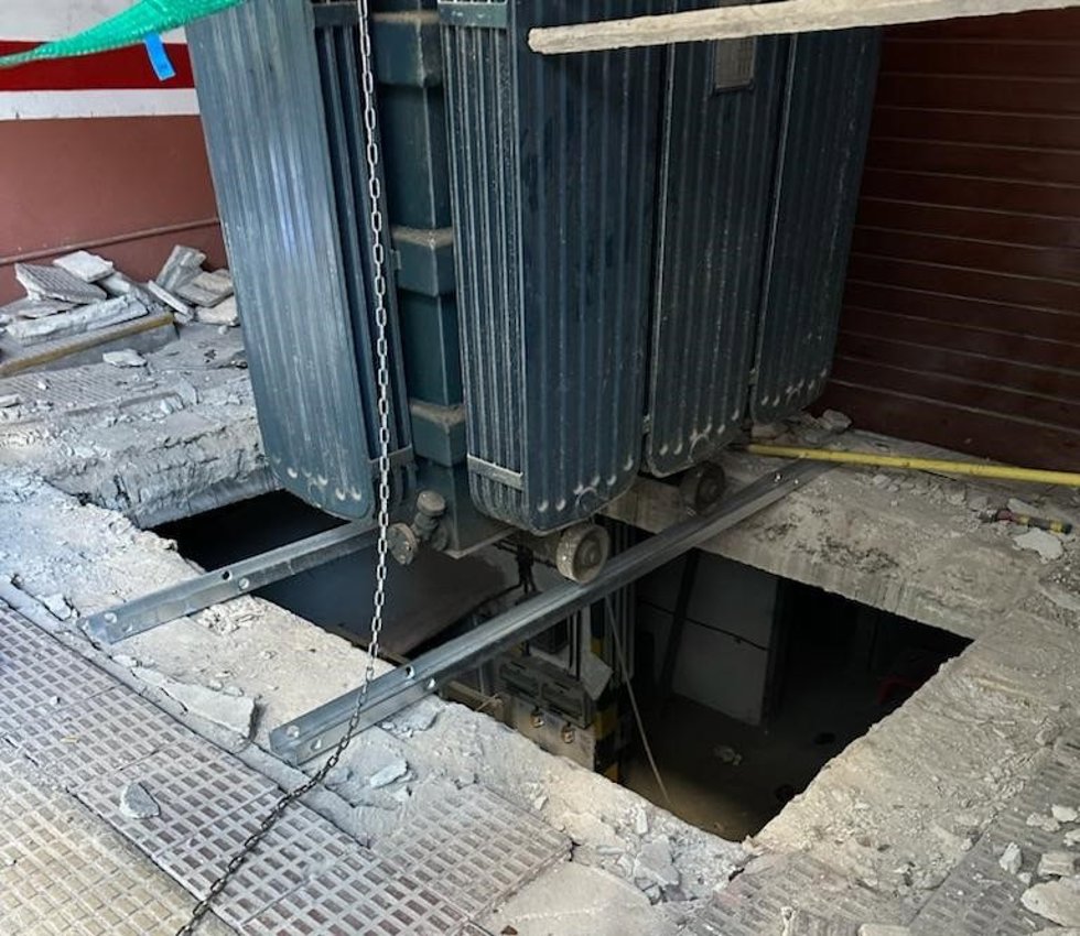 Cambio de un transformador de Endesa en Terrassa (Barcelona)