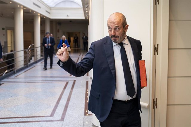 El presidente del Senado, Pedro Rollán, a su llegada a una sesión plenaria en el Senado, a 17 de octubre de 2023, en Madrid (España). Durante el pleno del Senado, el Partido Popular ha expresado su oposición a la amnistía a través de una moción no vincula