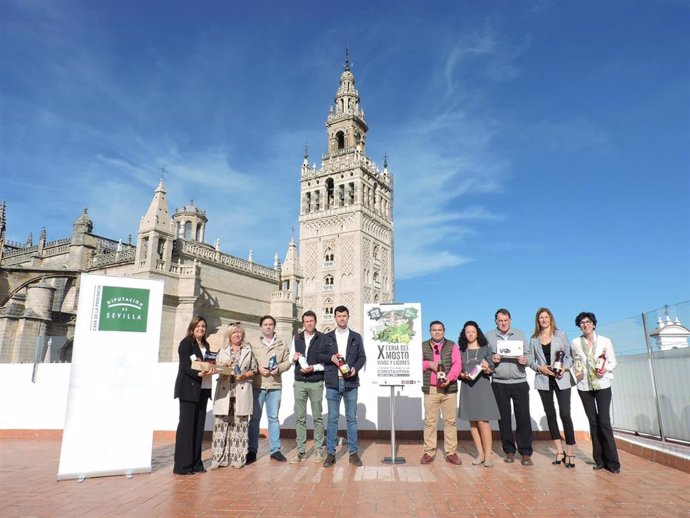 El alcalde y algunos concejales de su equipo de gobierno, en la presentación de la X Feria del Mosto, Vinos y Productos Ibéricos, en la Casa de la Provincia.