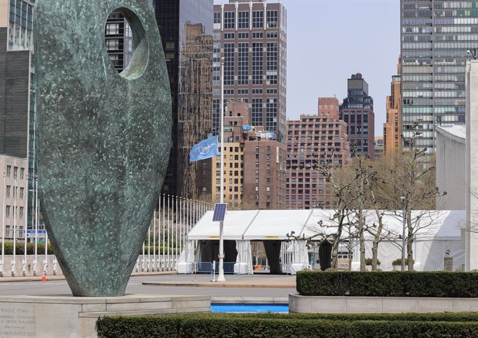 Archivo - Bandera de la ONU ondea a media asta en sus oficinas en Nueva York (EEUU) durante la pandemia de coronavirus (archivo)