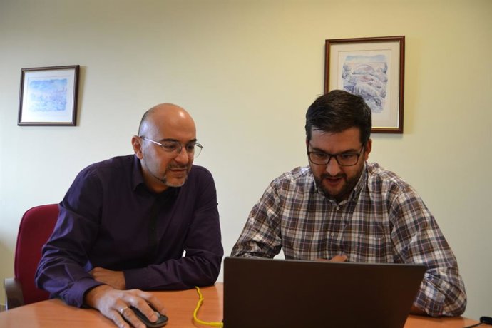 Decano de la Facultad de Ciencias y Artes de la Universidad Católica de Ávila, Diego Vergara Rodríguez, y el vicedecano, Pablo Fernández Arias