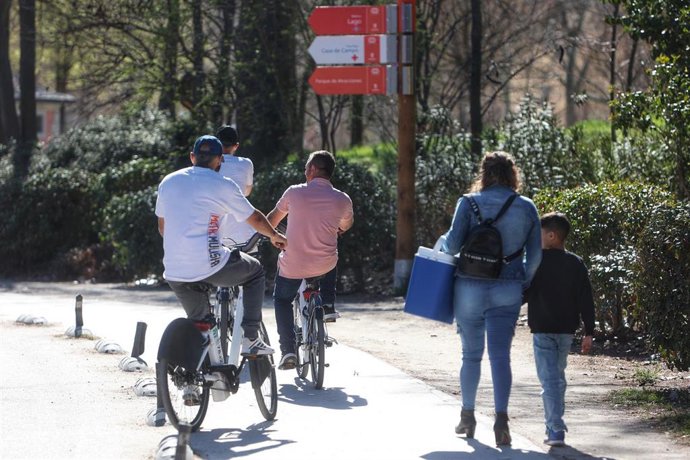 Archivo - Varias personas montan en bicicleta en la Casa de Campo, a 19 de marzo de 2023, en Madrid (España).