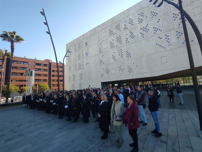 Los profesionales del ámbito judicial en Córdoba se concentran ante la Ciudad de la Justicia tras el acuerdo PSOE-Junts.