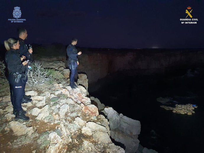 Ascienden a 59 los fardos de hachís incautados entre las playas de Son Saura y Son Bou (Menorca)