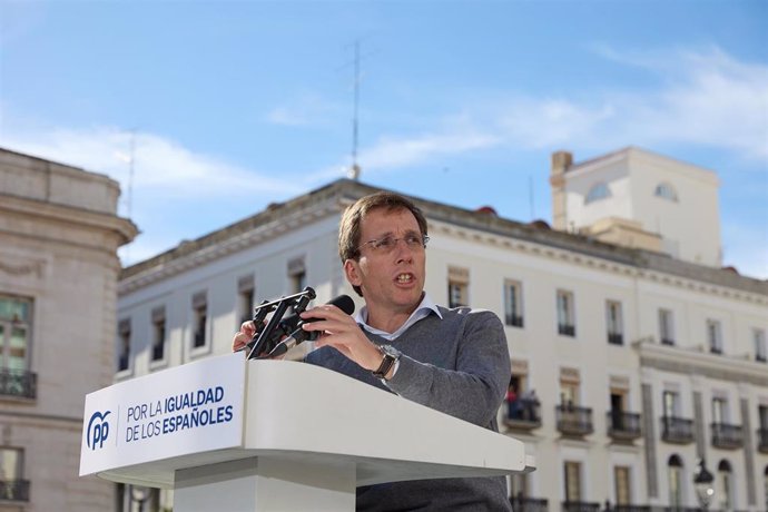 El alcalde de Madrid, José Luis Martínez-Almeida, interviene durante una manifestación contra la amnistía, en la Puerta del Sol