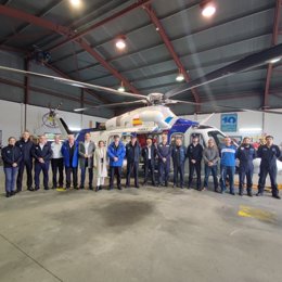 El conselleiro do Mar, Alfonso Villares, durante su visita a la base del helicóptero Pesca II de Gardacostas de Galicia, en el Helipuerto Costa Norte de Celeiro, en Viveiro (Lugo), a 13 de noviembre de 2023.