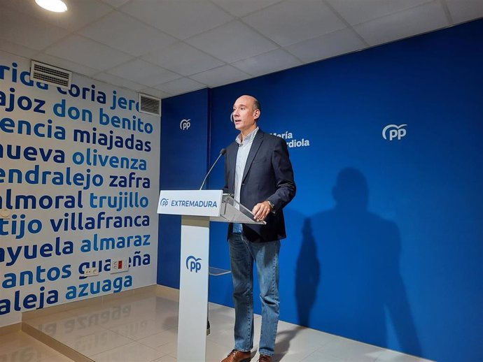 El portavoz del PP de Extremadura, José Ángel Sánchez Juliá, en rueda de prensa en Mérida