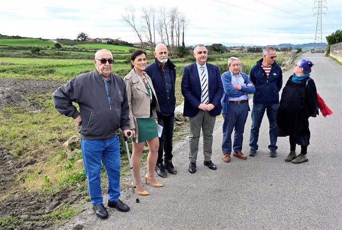 La alcaldesa de Santander, Gema Igual, y el consejero de Fomento, Roberto Media, asisten al inicio de las obras para evitar inundaciones en Corbanera