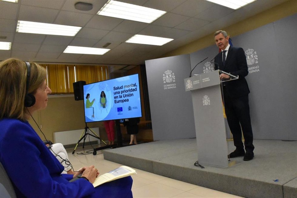 Archivo - El ministro de Sanidad, José Miñones, y la comisaria europea de Salud y Seguridad Alimentaria, Stella Kyriakides, presiden el acto de Presentación de la Comunicación sobre Salud Mental de la Unión Europea. En Madrid (España), a 9 de junio de 2