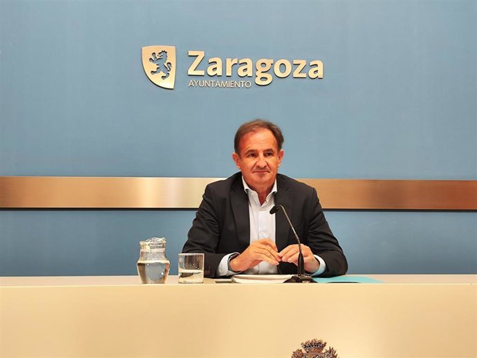 El portavoz del grupo municipal del PP en el Ayuntamiento, Ángel Lorén, en rueda de prensa