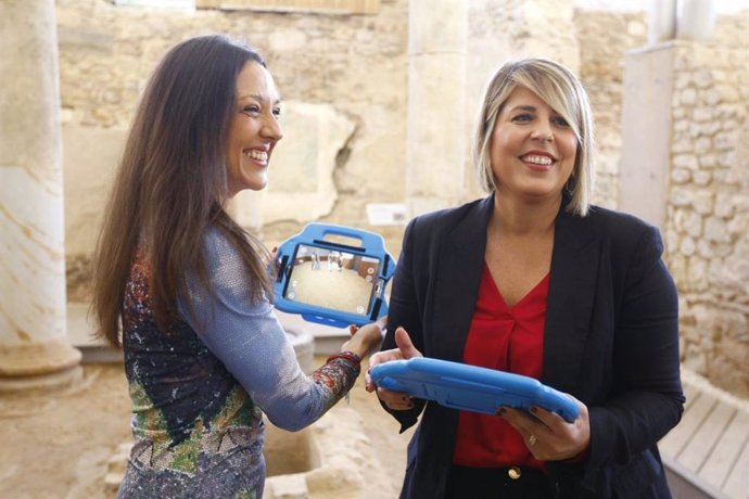 La consejera, Carmen Conesa (i) y la alcaldesa, Noelia Arroyo, en el acto de presentación de la nueva emisión de bonos turísticos.