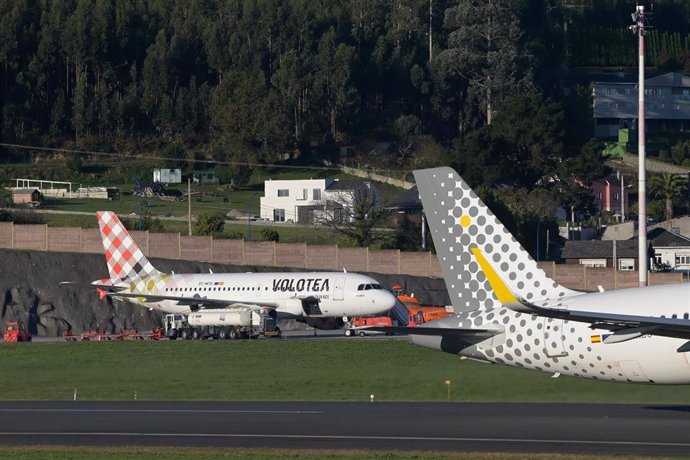 Archivo - Pista del Aeropuerto de A Coruña con el avión por el que han activado el plan de emergencia por amenaza de bomba, a 19 de noviembre de 2021, en A Coruña, Galicia, (España). El aeropuerto de A Coruña ha activado su plan de emergencia "por ame