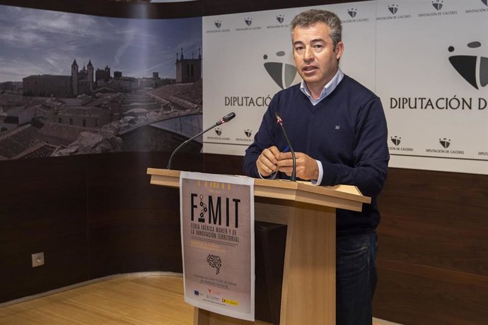 El diputado de informática, Innovación y BOP de la Diputación de Cáceres, Tomás Sánchez , en una rueda de prensa