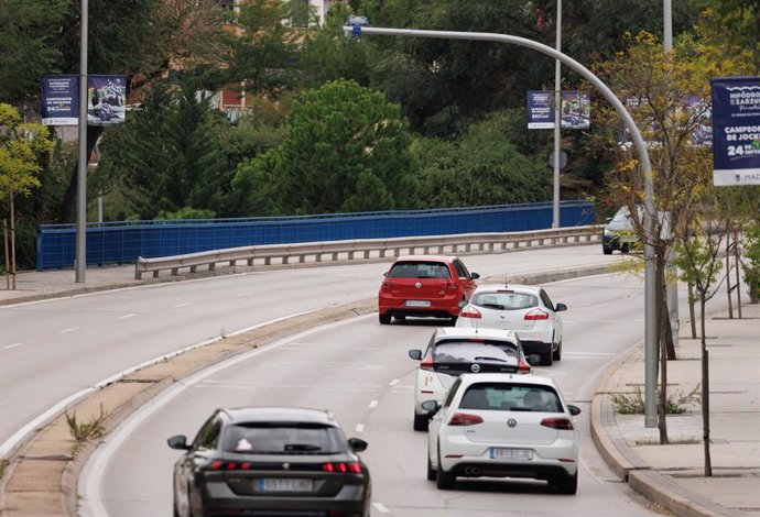 Archivo - Coches circulan bajo un radar de tramo en la calle Sinesio Delgado, a 15 de septiembre de 2023, en Madrid (España). 