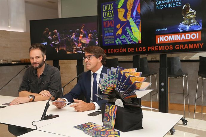 El diputado de Cultura de la Diputación de Alicante, Juan de Dios Navarro, y el director de la orquesta ADDASIMFNICA, Josep Vicent, en rueda de prensa de presentación de la nominación a los Grammy.