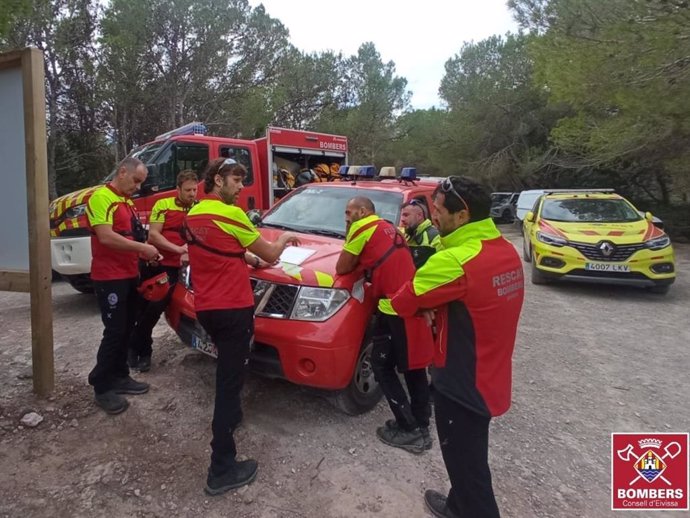 Un grupo de Bomberos de Ibiza participante en el rescate del hombre ahogado en el Ullal de na Coloms