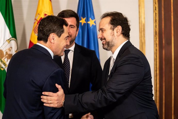 El presidente de la Junta de Andalucía, Juanma Moreno, junto al presidente de Abengoa, Enrique Riquelme, en el Palacio de San Telmo , a 13 de noviembre de 2023 en Sevilla (Andalucía, España). El presidente de la Junta de Andalucía, Juanma Moreno, se ha 