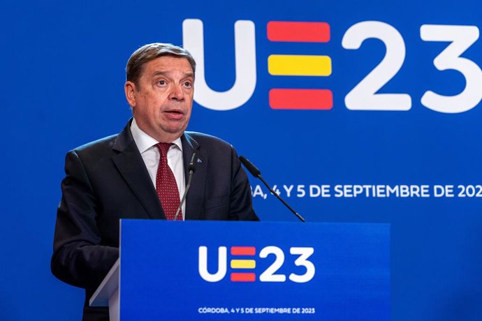 Archivo - El ministro de Agricultura, Pesca y Alimentación en funciones, Luis Planas, durante la rueda de prensa junto al comisario de Agricultura y Desarrollo Rural de la UE, Janusz Wojciechowski tras las sesiones de trabajo de la Reunión Informal de M