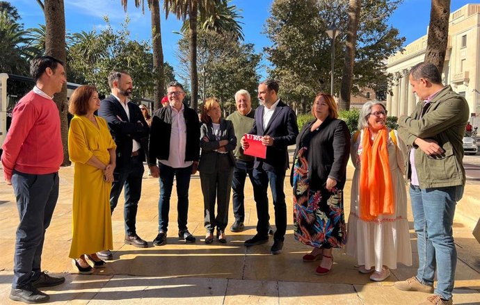 El secretario general del PSOE de Málaga junto a otros representantes del partido.