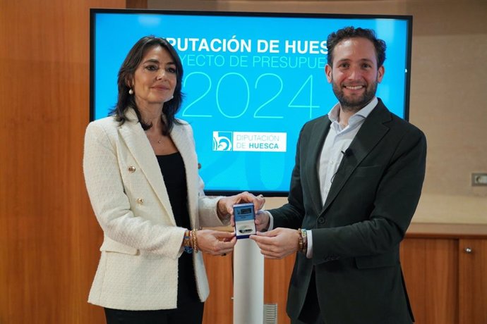 El presidente de la DPH, Isaac Claver, y la diputada delegada de Hacienda, Celsa Rufas, presentan el presuouesto para 2024.