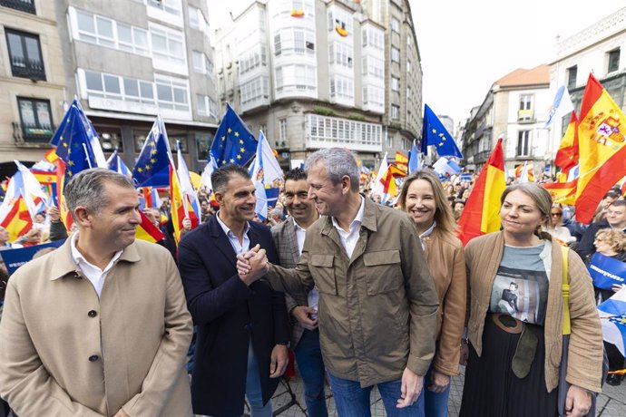 El presidente de la Xunta de Galicia, Alfonso Rueda (c), y el presidente del PP de Pontevedra, Rafael Domínguez (2i), interviene durante una manifestación contra la amnistía, a 12 de noviembre de 2023, en Pontevedra, Galicia (España). Convocada por el P